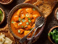Рецепта Пикантно индийско пиле с кремообразен доматен сос със сметана и кисело мляко